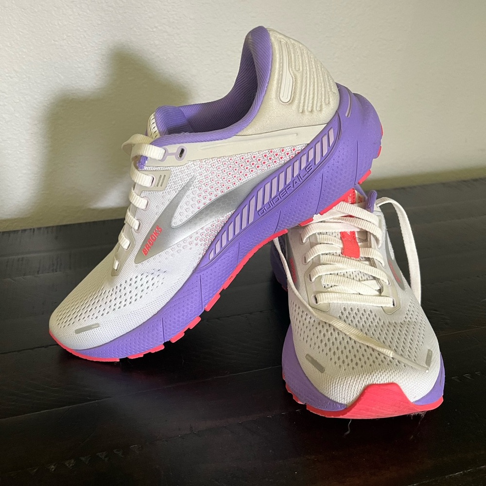 Brooks Adrenaline running shoe 22 - size 8
